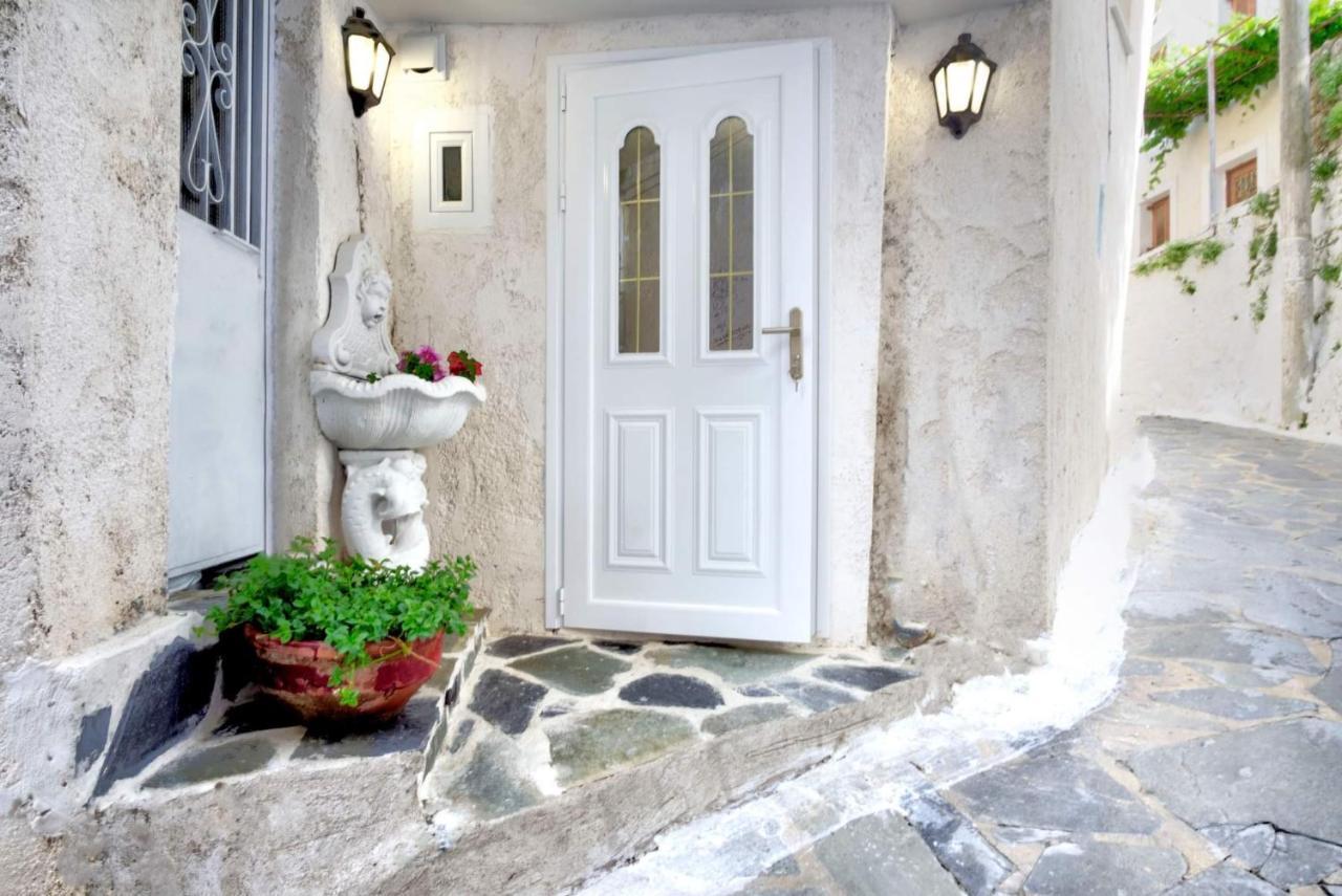 παραδοσιακό σπίτι στο χωριο Appartamento Agioi Deka (Corfu)